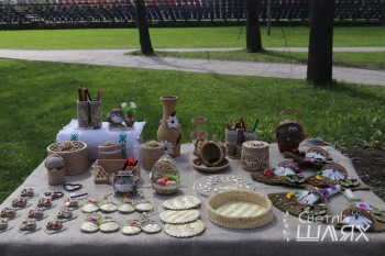 В городском парке Сморгони развернулась выставка-ярмарка изделий мастеров народного творчества
