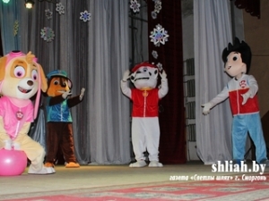 Фоторепортаж: 600 детей со всей Сморгонщины приняли участие в районной новогодней благотворительной ёлке