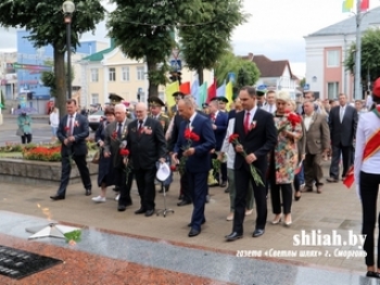 Слава героям! Сморгонцы возложили цветы к памятнику погибшим воинам и партизанам и мемориальному комплексу «Переправа»