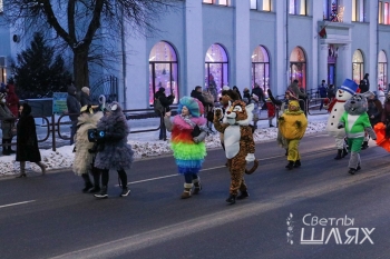 В канун Нового года в Сморгони прошло шествие сказочных персонажей