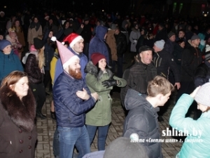 Новогодняя ночь собрала сморгонцев возле главной ёлки города