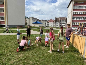 Детская игровая площадка в микрорайоне Корени