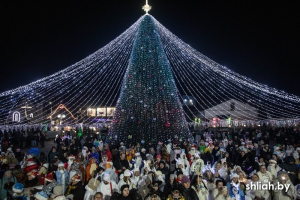 Святочнае запальванне агнёў на галоўнай навагодняй ёлцы горада «Всё включено»