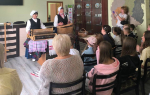 Вучні з Жупранаў пазнаёміліся з выставай «Куфар за плячамі»