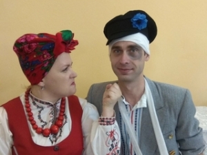 Камедыя па ёй плача