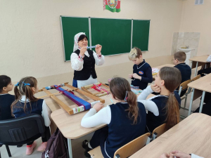 Народны майстар Беларусі Ніна Уладзіміраўна Кенько пазнаёміла навучэнцаў з багатай гісторыяй традыцыйнага ткацтва паясоў
