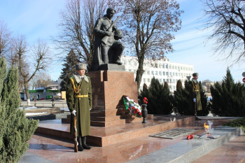 Торжественный митинг у памятника погибшим воинам и партизанам